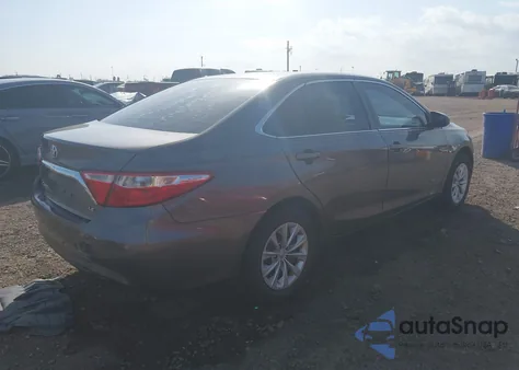 2015 Toyota Camry Le z USA, uszkodzony, nr VIN 4T4BF1FK7FR493328